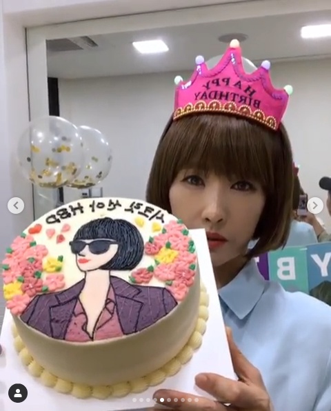 Kim Sun-ah Kim Sun-ah is receiving a birthday celebration from the staff