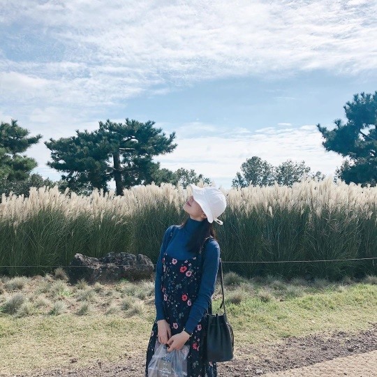 Baek Jin Hee memposting foto dengan kata musim gugur melalui Instagram-nya.