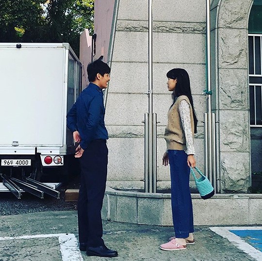 Gong Hyojin sedang berbicara dengan aktor Kang Sky