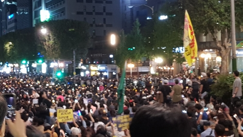 Seocho-dong Candlelight, Professor of Engineering, Surrounded by Massive Crowds