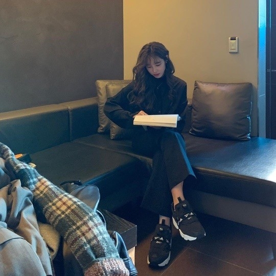 Jeon Hyosung en ‘전 효성’ está sentado en el sofá revisando el guión