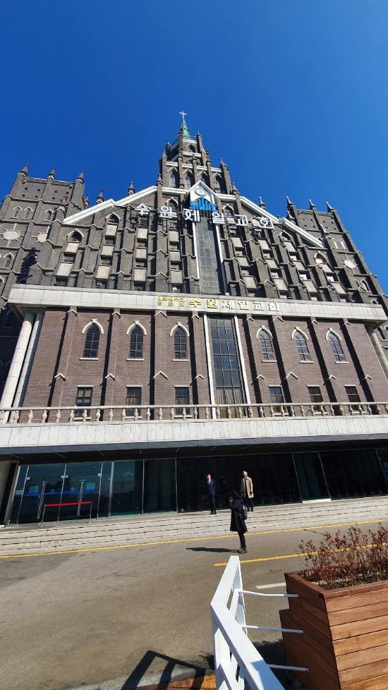 La mayoría de las iglesias protestantes en Suwon cancelaron el culto dominical el 1 de marzo cuando se extiende la Corona 19