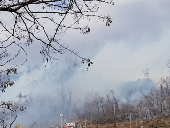 [最新消息]仁川Yakyeong山，Okryeon女子中学附近的Okryeon-dong的野山，大火难以扑灭