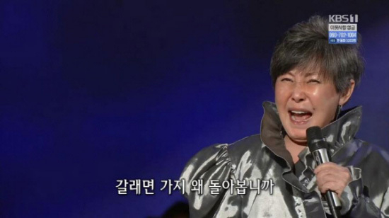 Bok-hee Yoon, de setenta y cinco años, la primera persona en anunciar una minifalda y un Happening de medio cuerpo y medio cuerpo.