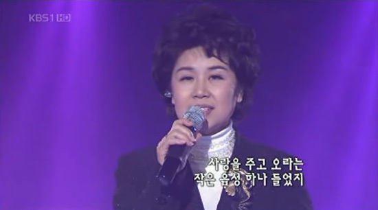 六岁的沉素凤是第一代女歌手兼作词人，她被朴正熙总统的10.26案卷入了！