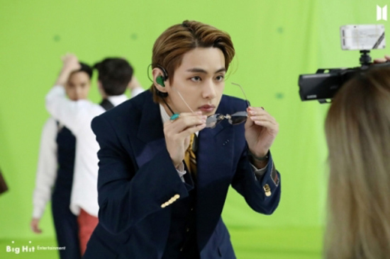BTS V, a perfect v jewel in the lovely behind-the-scenes cut!